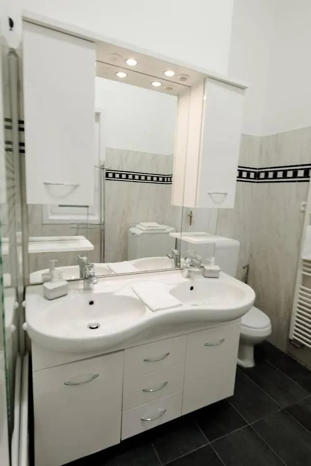 New Home With Aircon At Great Location Budapeste 0*,  Hungria