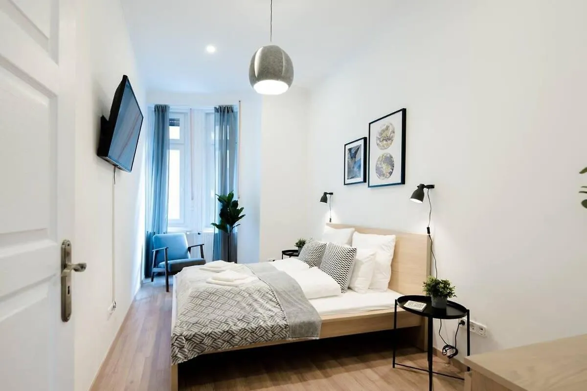 New Home With Aircon At Great Location Budapeste