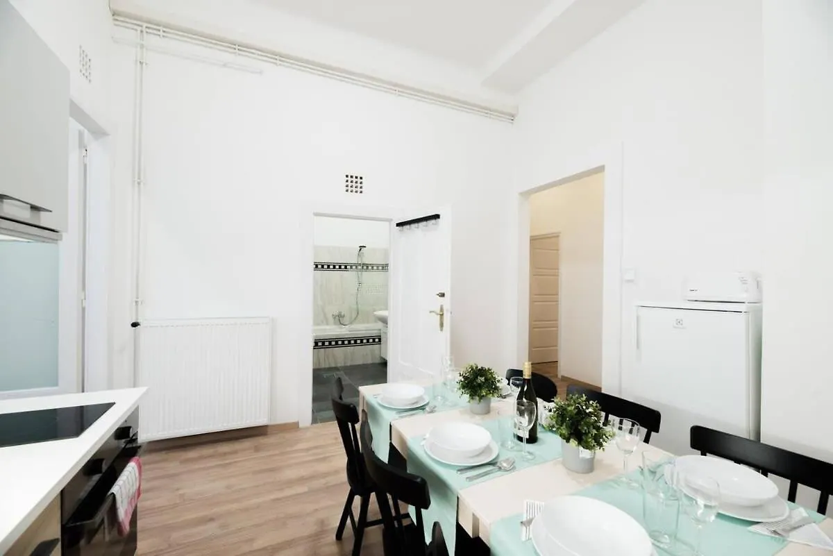New Home With Aircon At Great Location Budapest Apartment