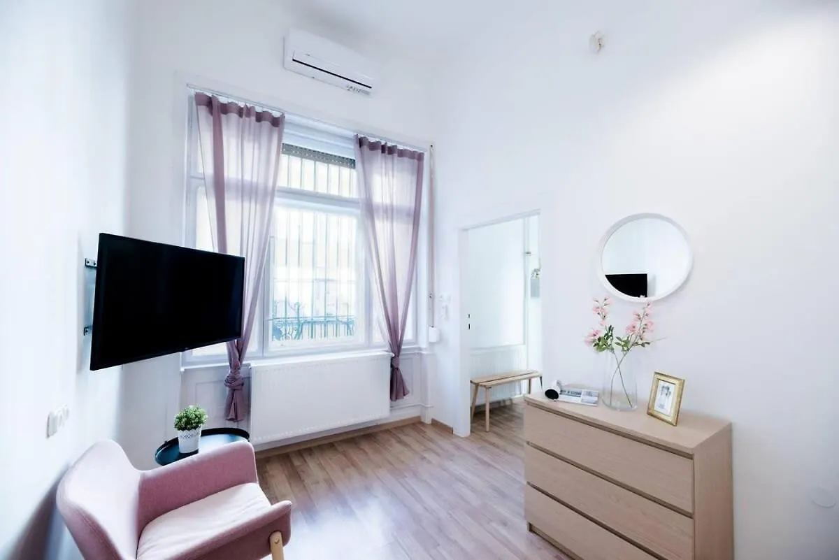 New Home With Aircon At Great Location Budapest Apartment