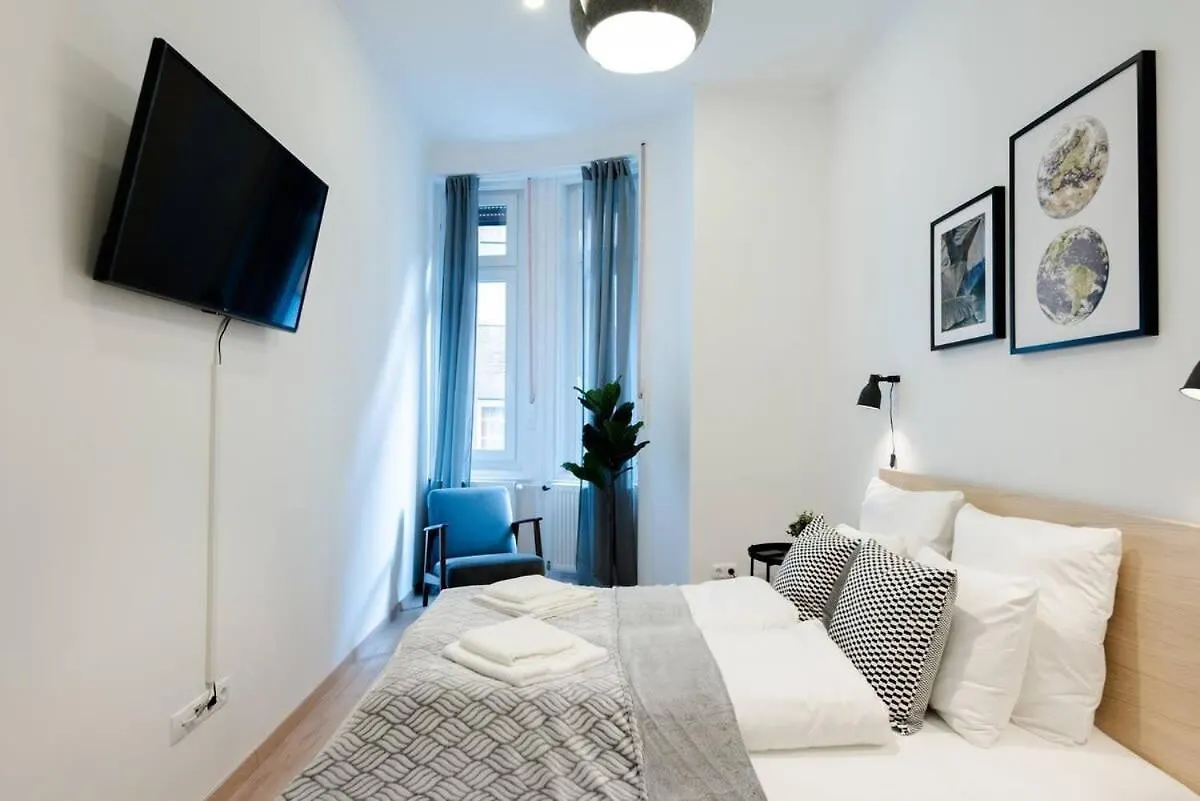 Apartment New Home With Aircon At Great Location Budapest